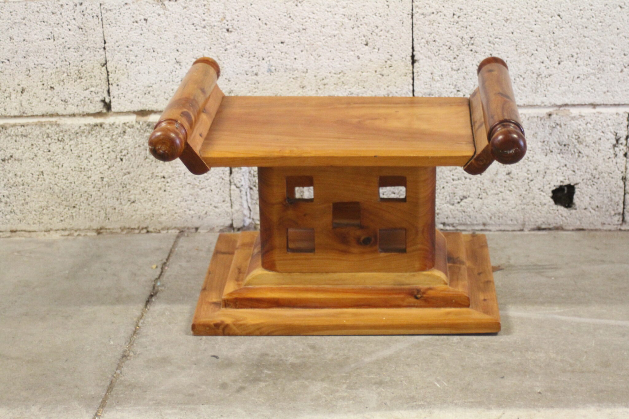 tabouret-repose-pieds-bois-massif-inspiration-tribale-mobilier-brocante-occasion-emmaus-scherwiller-etikette (4)