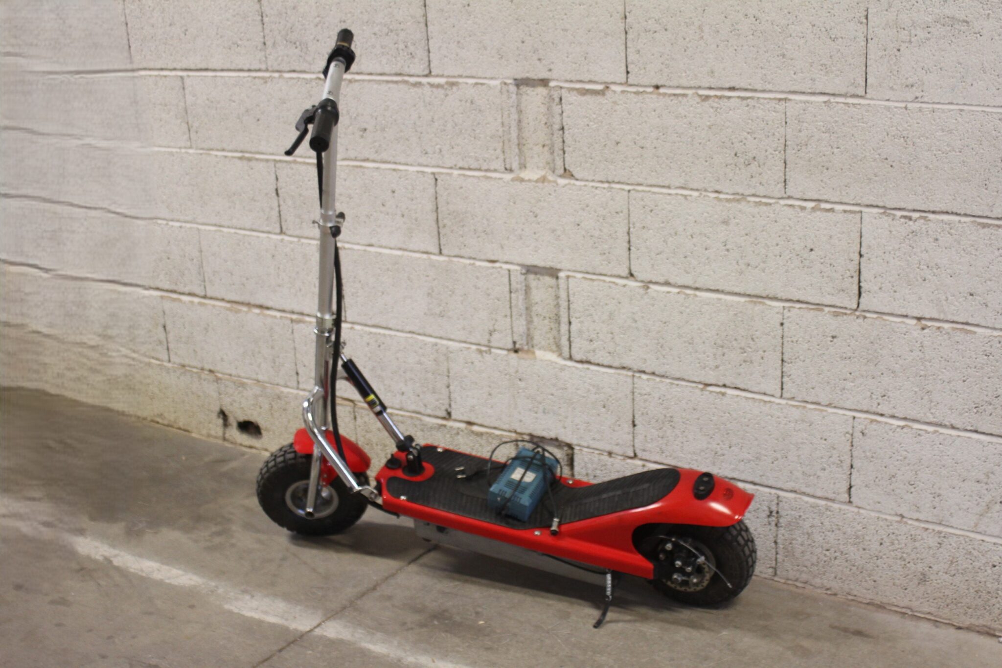 trotinette-electrique-twist-rouge-avec-chargeur-loisir-occasion-emmaus-scherwiller-etikette (2)