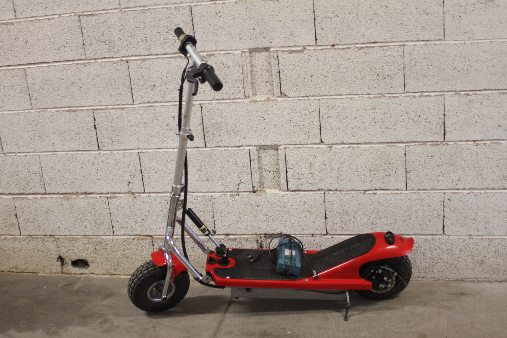 trotinette-electrique-twist-rouge-avec-chargeur-loisir-occasion-emmaus-scherwiller-etikette (3)