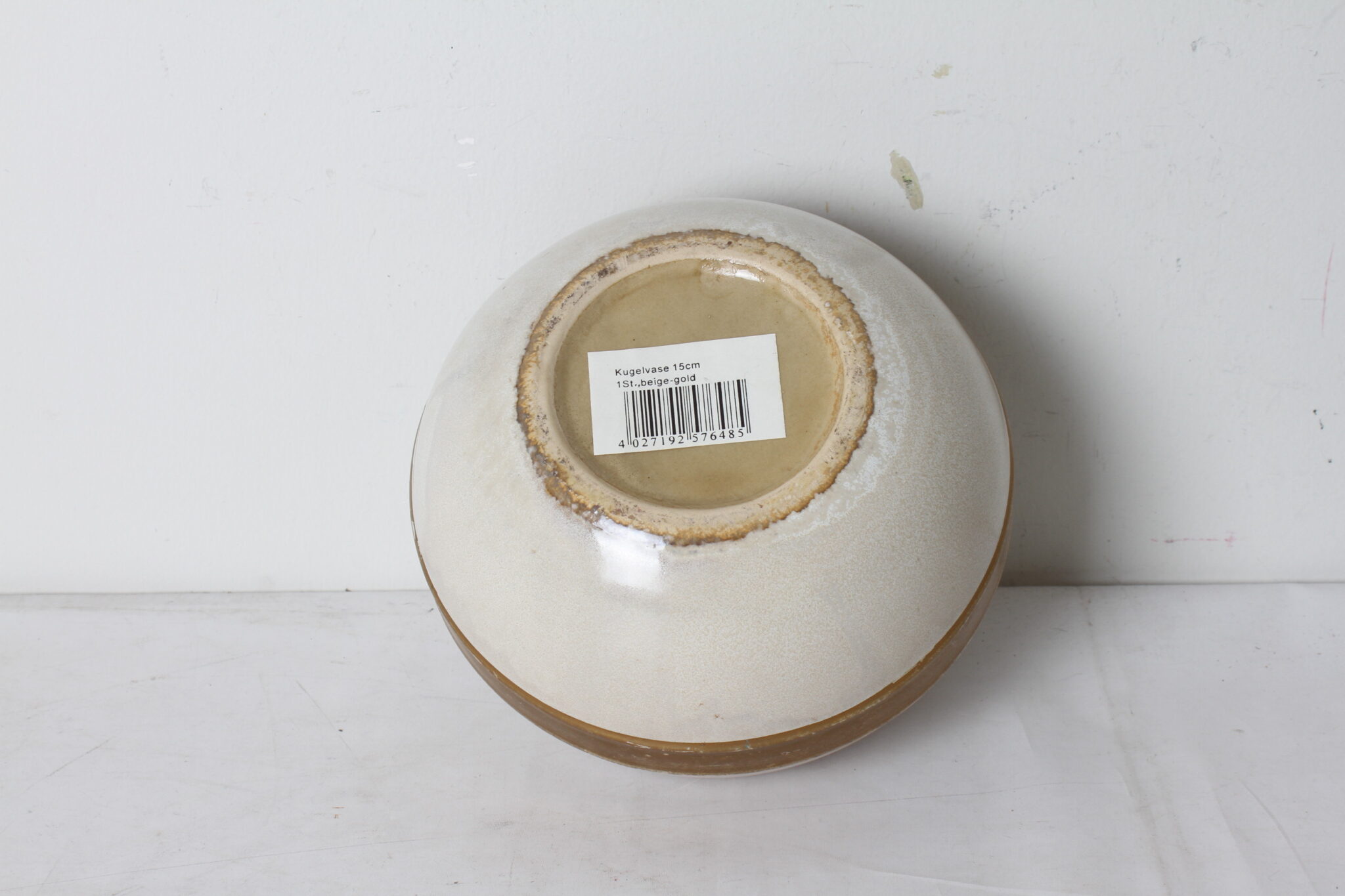 vase-boule-en-ceramique-beige-dore-objets-deco-design-occasion-emmaus-scherwiller-etikette (1)