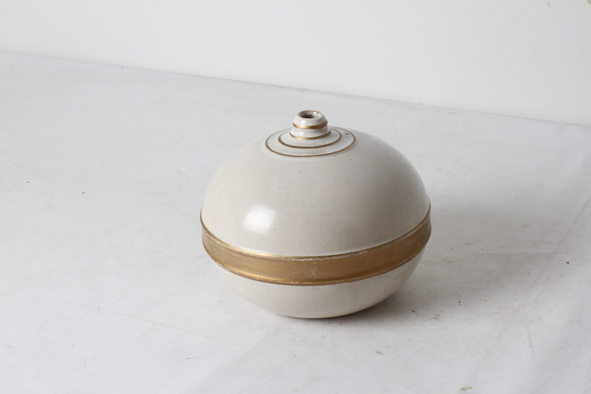 vase-boule-en-ceramique-beige-dore-objets-deco-design-occasion-emmaus-scherwiller-etikette (2)