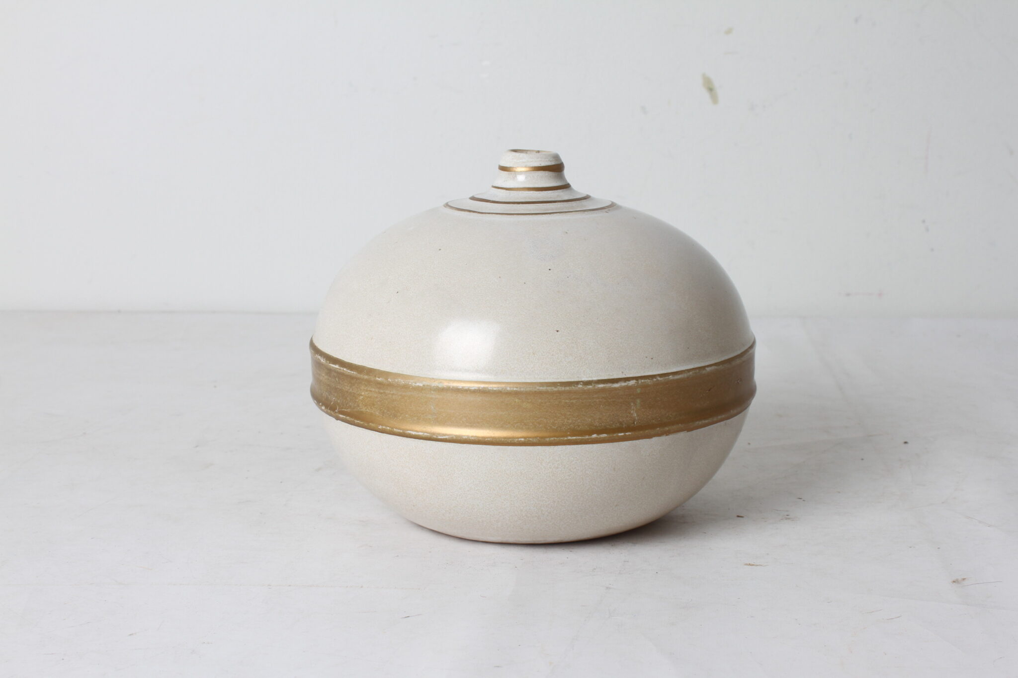vase-boule-en-ceramique-beige-dore-objets-deco-design-occasion-emmaus-scherwiller-etikette (3)