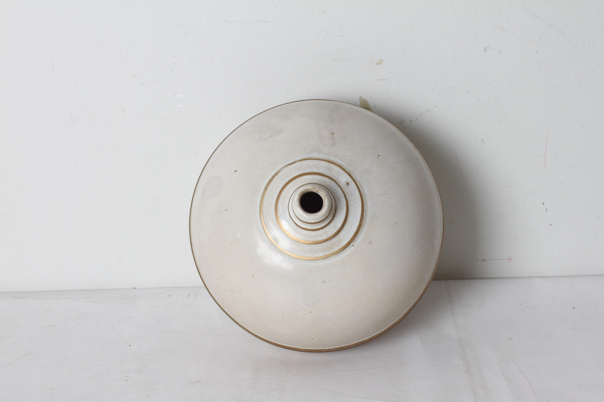vase-boule-en-ceramique-beige-dore-objets-deco-design-occasion-emmaus-scherwiller-etikette (4)
