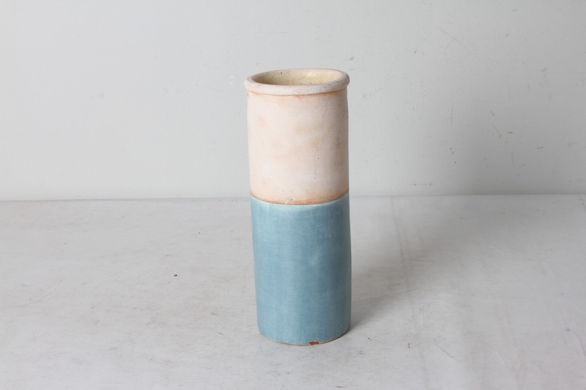 Vase cylindrique en terre cuite – Image 3