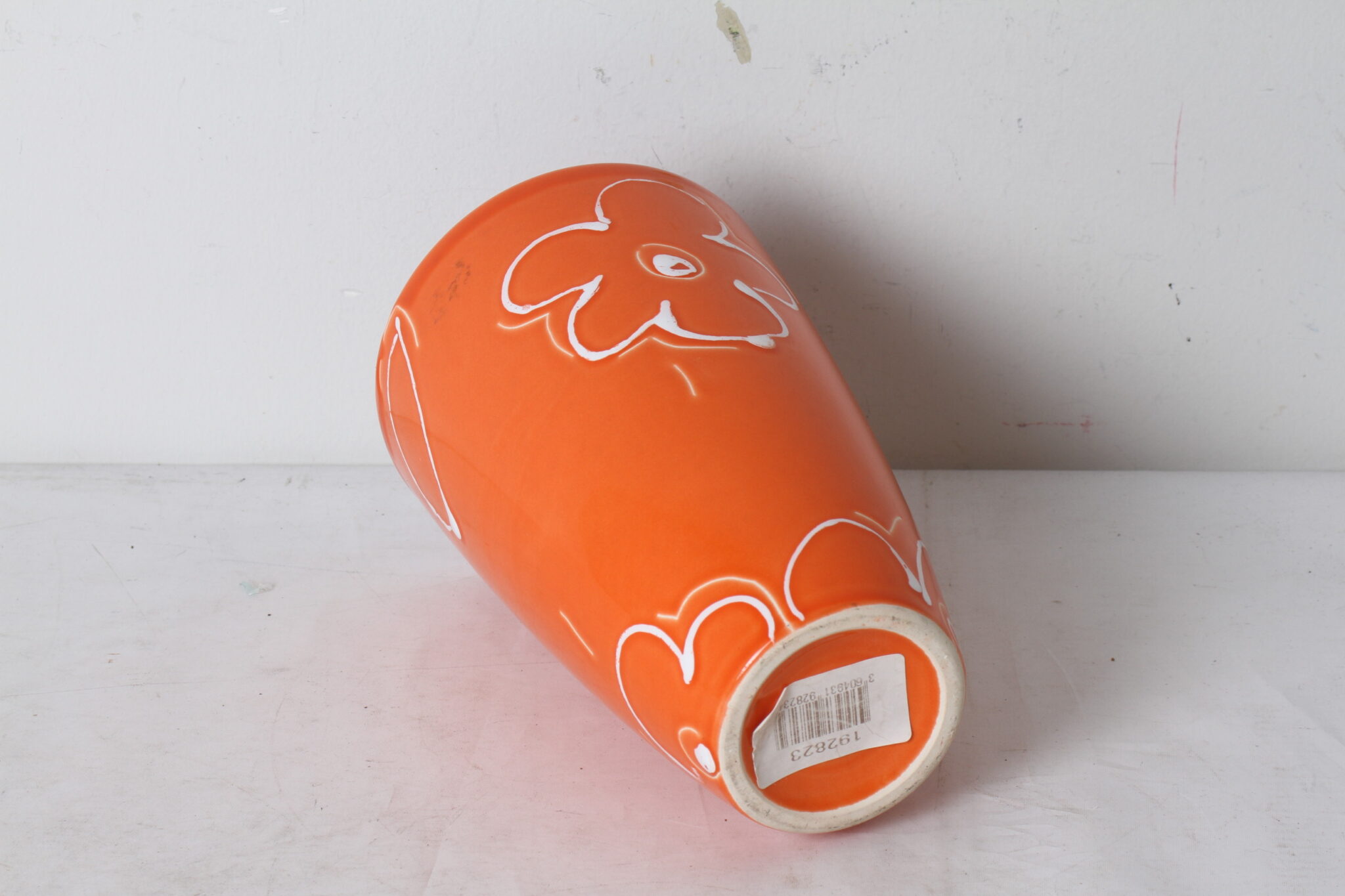 vase-en-ceramique-orange-decor-fleur-blanche-objets-deco-occasion-emmaus-scherwiller-etikette (1)
