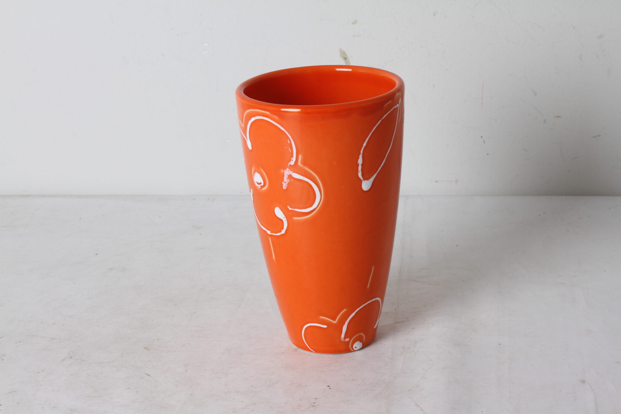 vase-en-ceramique-orange-decor-fleur-blanche-objets-deco-occasion-emmaus-scherwiller-etikette (2)