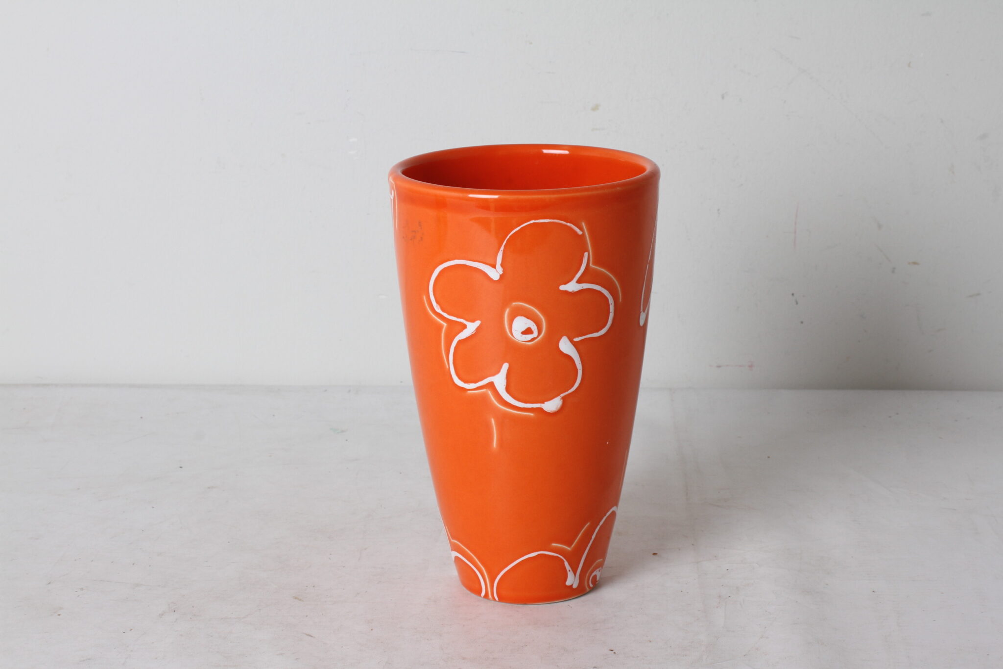 vase-en-ceramique-orange-decor-fleur-blanche-objets-deco-occasion-emmaus-scherwiller-etikette (3)