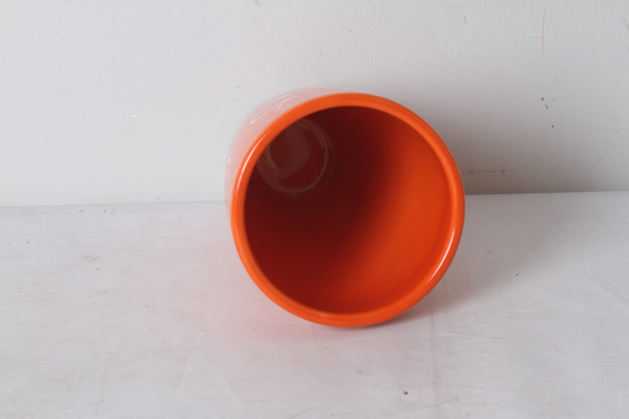 vase-en-ceramique-orange-decor-fleur-blanche-objets-deco-occasion-emmaus-scherwiller-etikette (4)