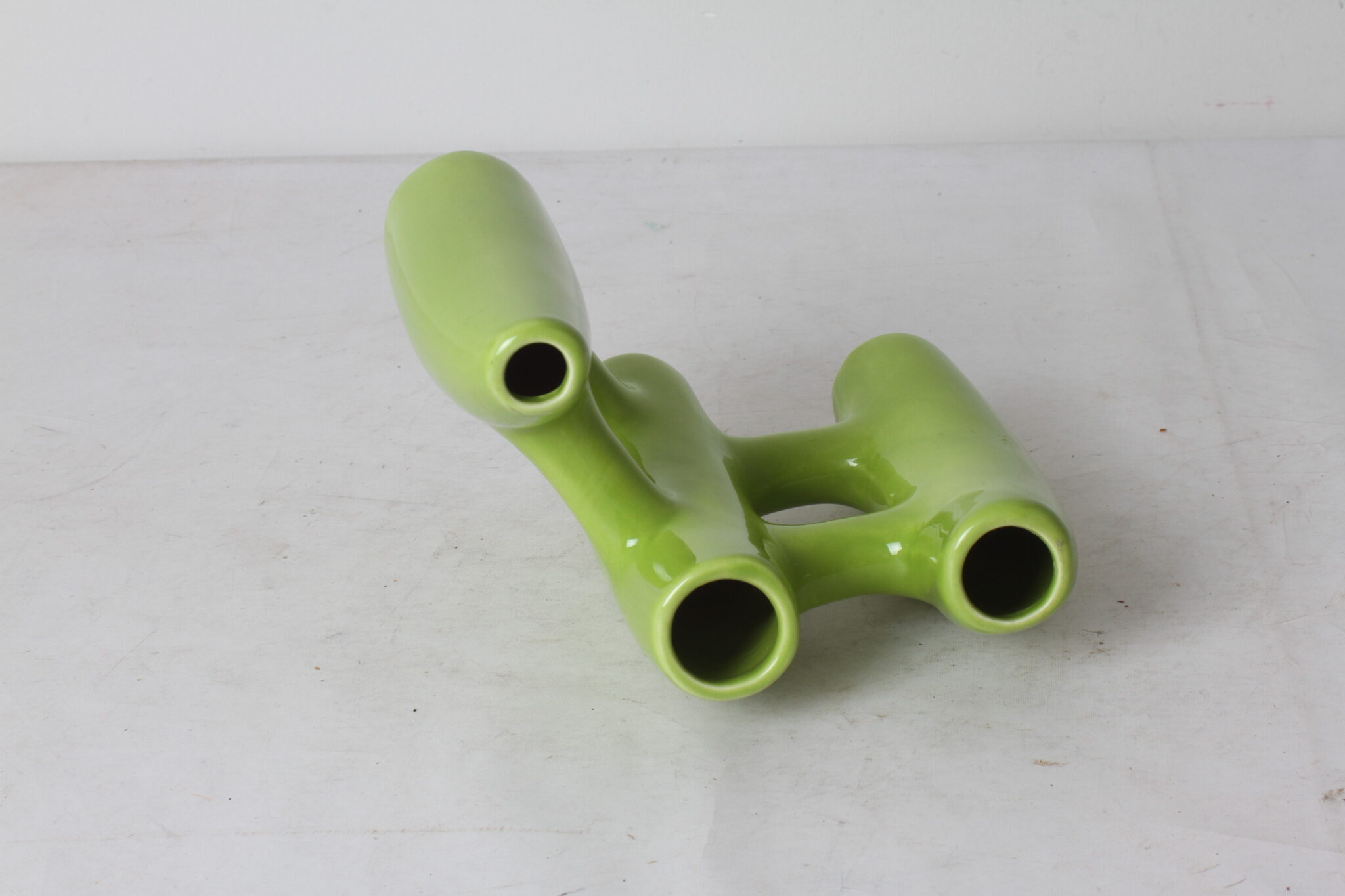 vase-en-ceramique-verte-forme-organique-ajouree-objets-deco-brocante-occasion-emmaus-scherwiller-etikette (1)
