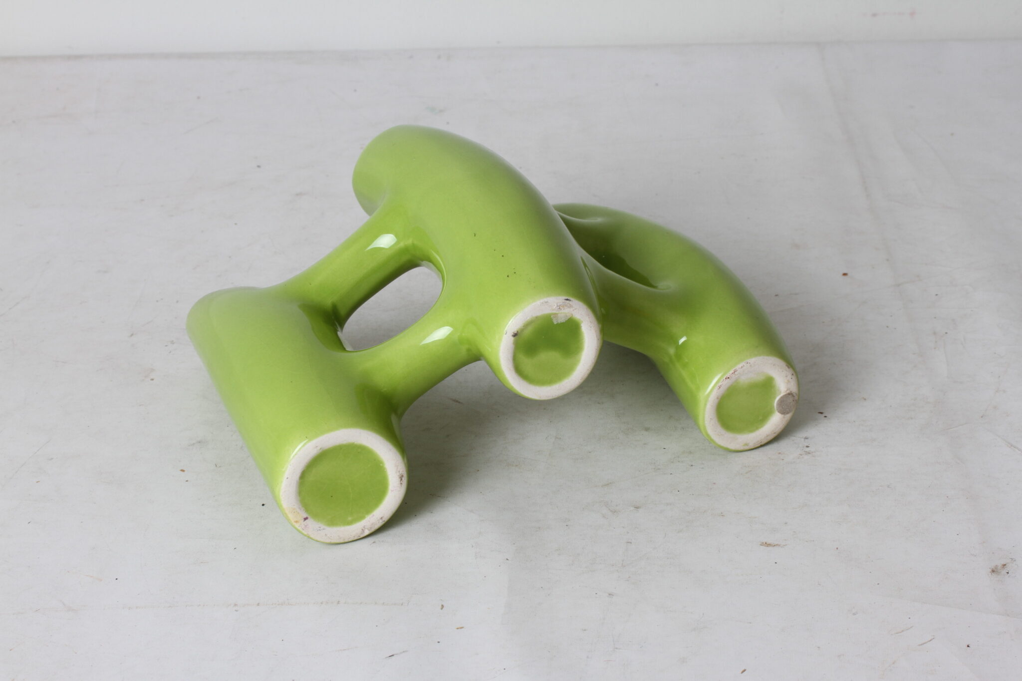 vase-en-ceramique-verte-forme-organique-ajouree-objets-deco-brocante-occasion-emmaus-scherwiller-etikette (2)