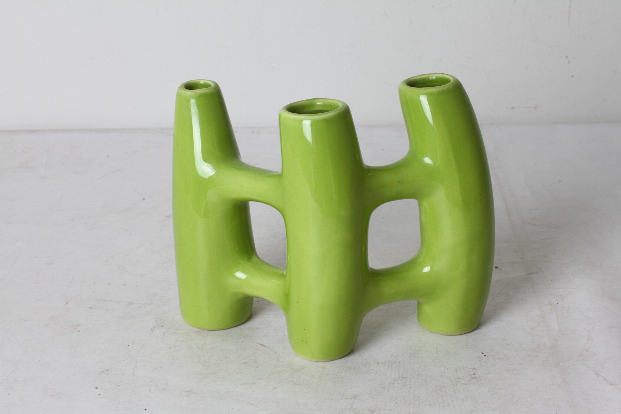 vase-en-ceramique-verte-forme-organique-ajouree-objets-deco-brocante-occasion-emmaus-scherwiller-etikette (3)