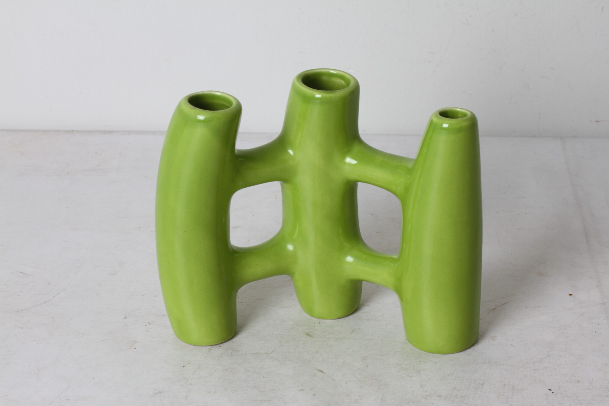 vase-en-ceramique-verte-forme-organique-ajouree-objets-deco-brocante-occasion-emmaus-scherwiller-etikette (4)