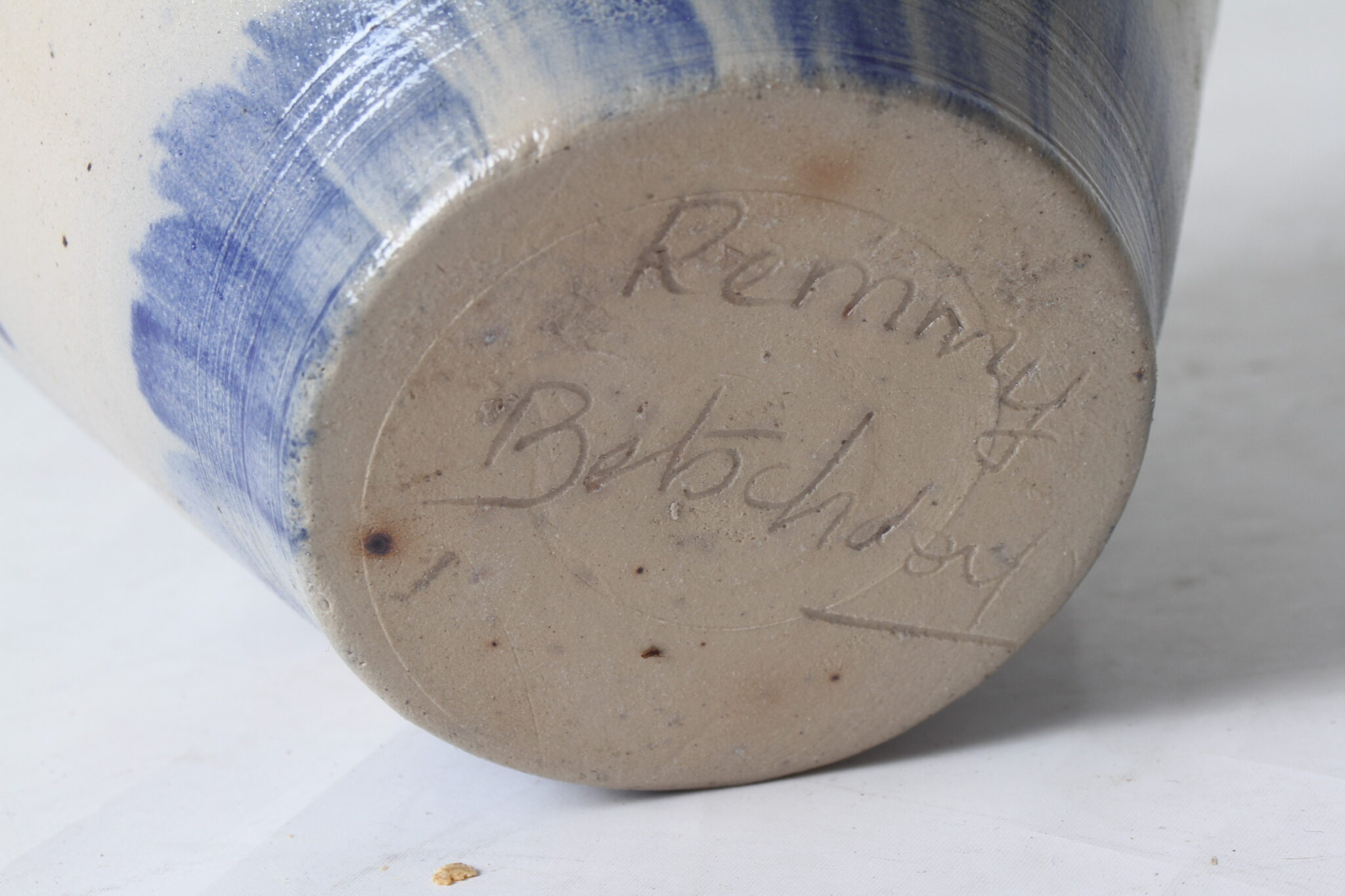 Vase-en-gres-dAlsace-etikette-emmaus-scherwiller (1)