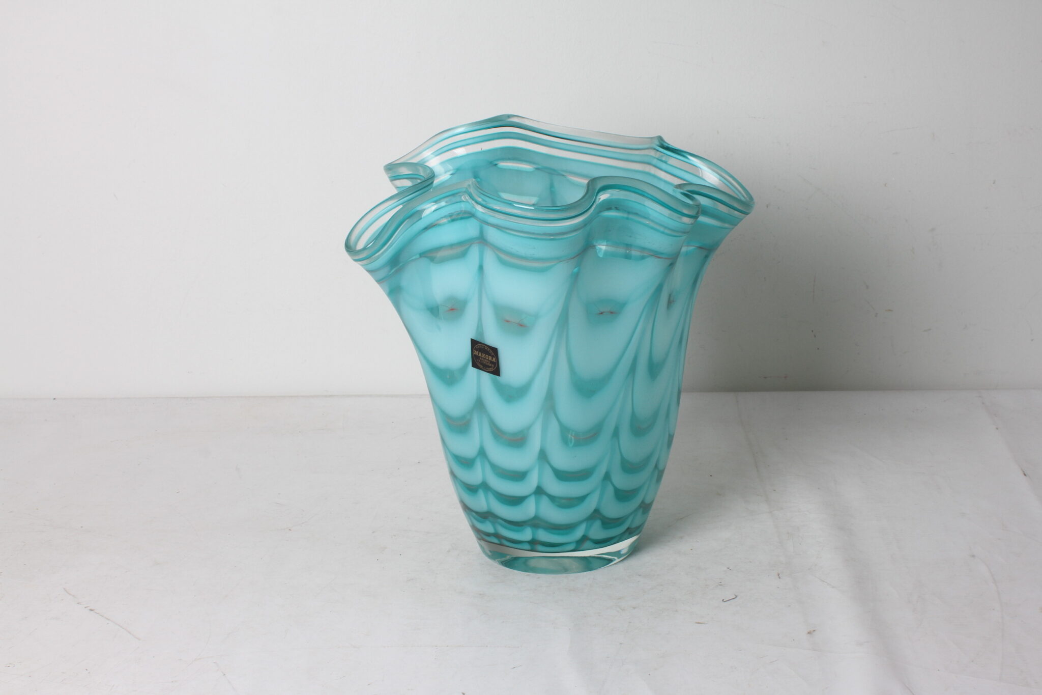 vase-verre-souffle-col-volante-turquoise-blanc-makora-krosno-objets-deco-brocante-occasion-emmaus-scherwiller-etikette (2)