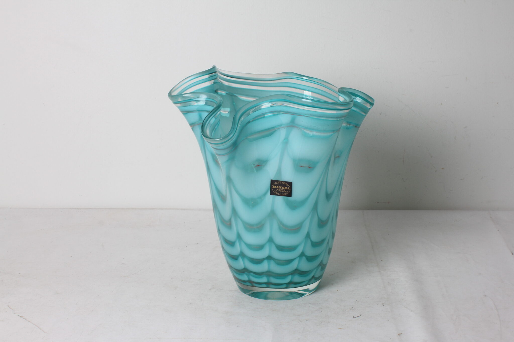 vase-verre-souffle-col-volante-turquoise-blanc-makora-krosno-objets-deco-brocante-occasion-emmaus-scherwiller-etikette (3)