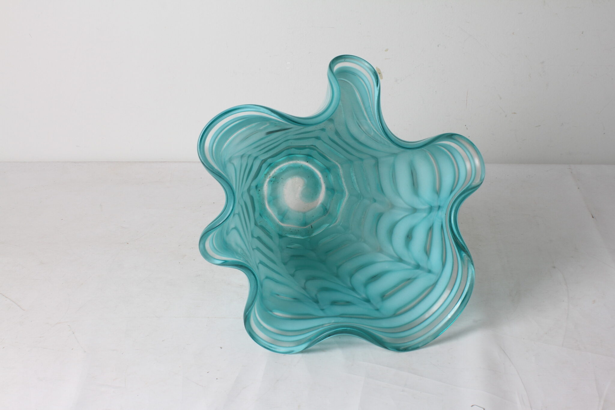 vase-verre-souffle-col-volante-turquoise-blanc-makora-krosno-objets-deco-brocante-occasion-emmaus-scherwiller-etikette (4)