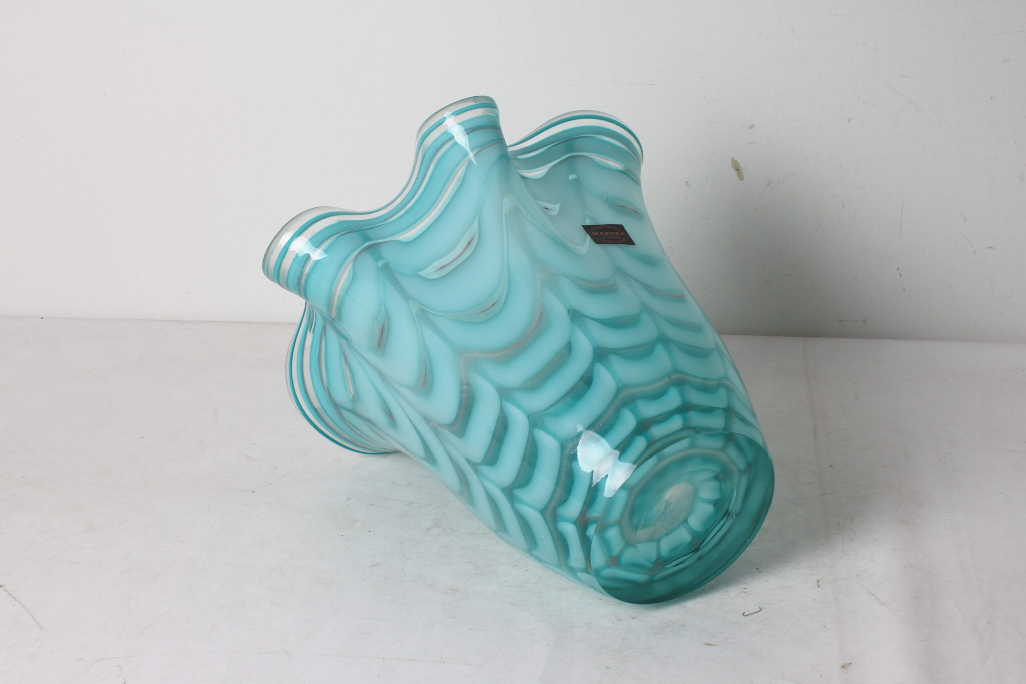 vase-verre-souffle-col-volante-turquoise-blanc-makora-krosno-objets-deco-brocante-occasion-emmaus-scherwiller-etikette (5)