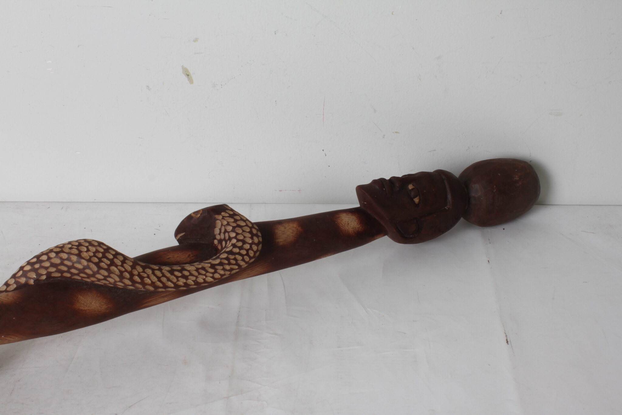 Ancienne canne en bois sculpté – Image 3