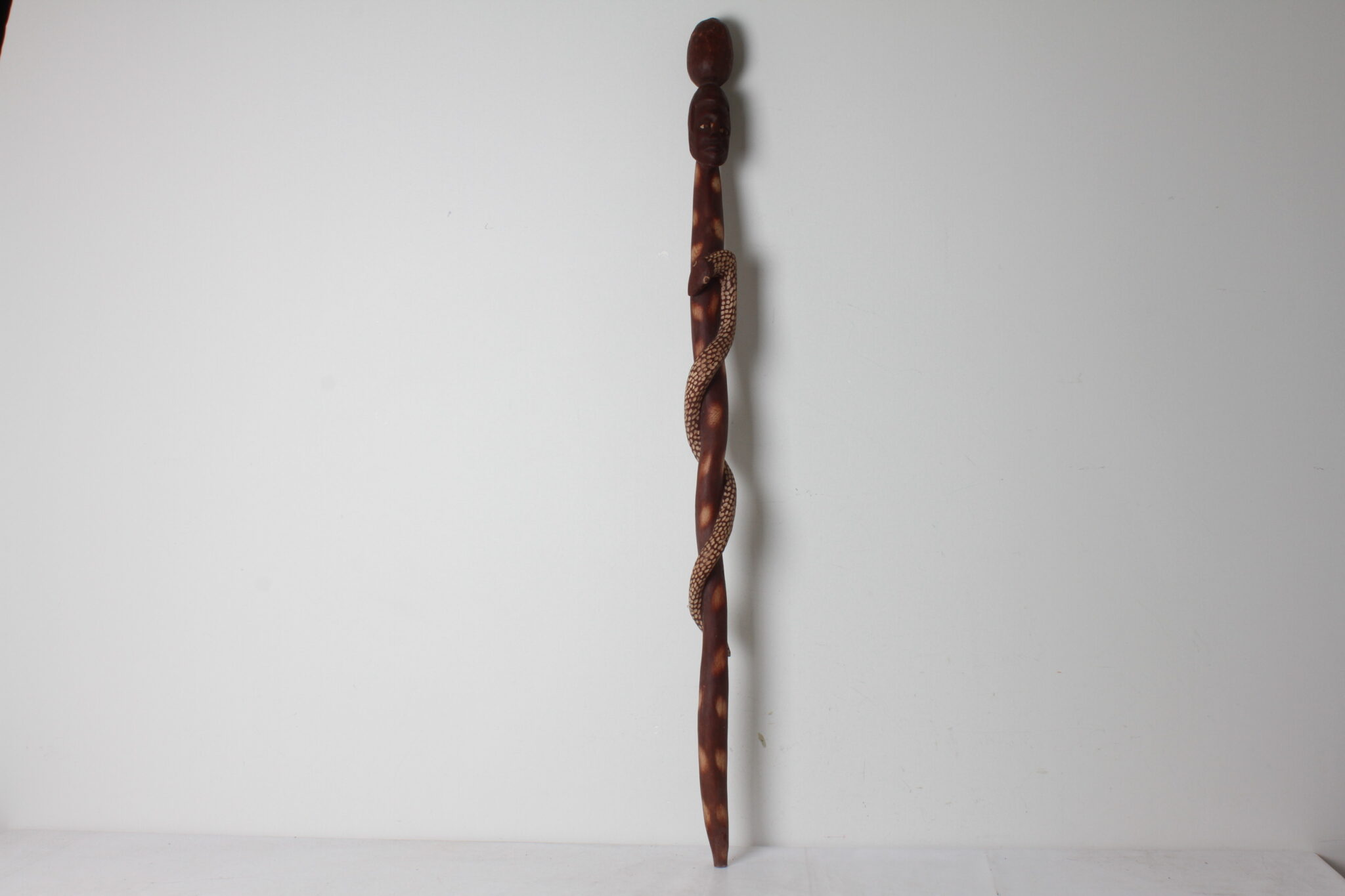 Ancienne canne en bois sculpté