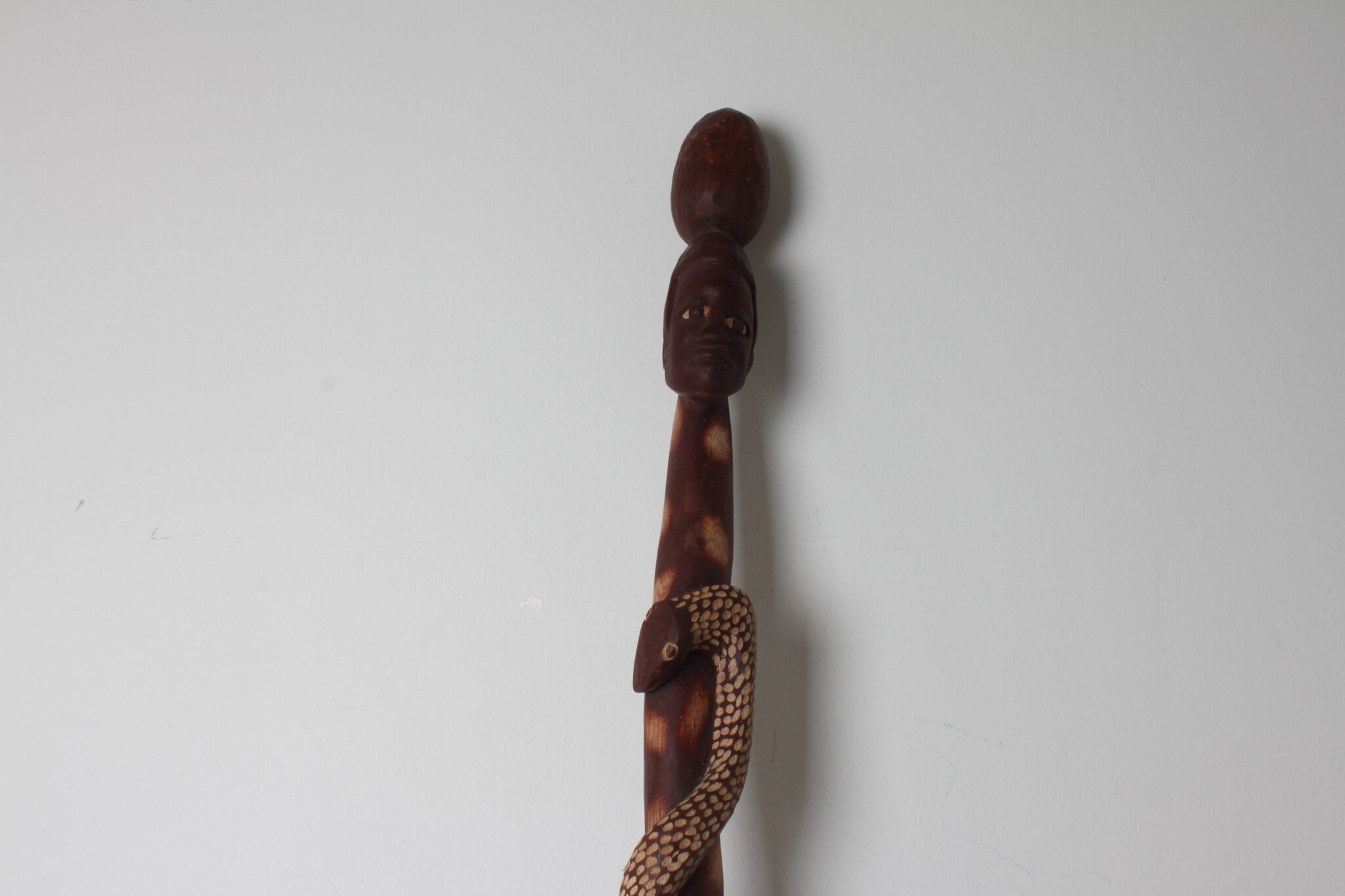 Ancienne canne en bois sculpté – Image 4