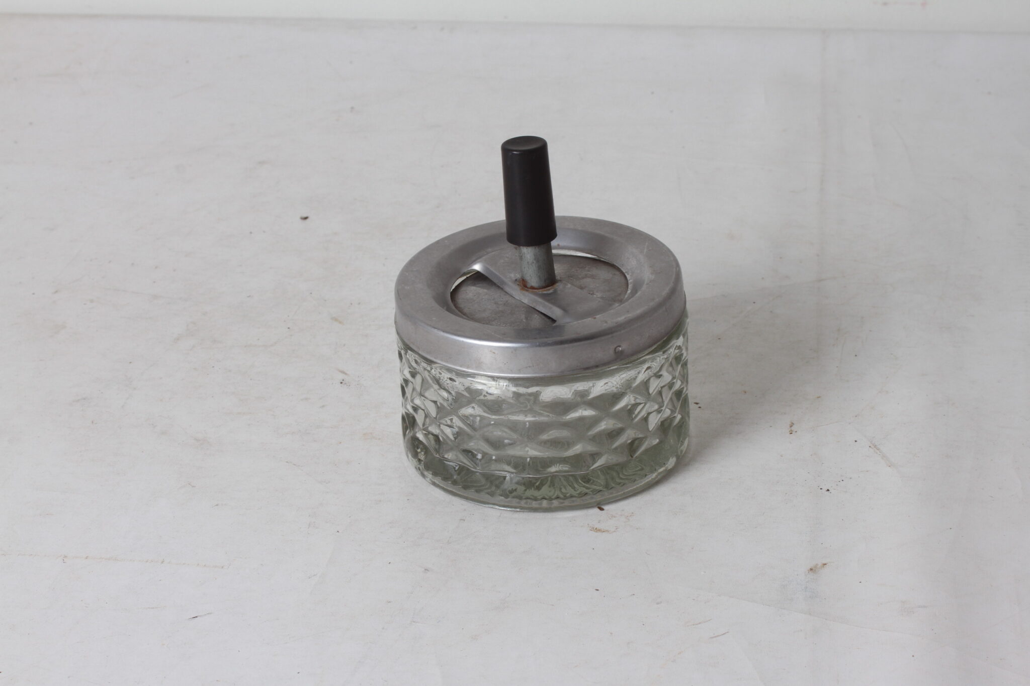 Cendrier poussoir vintage