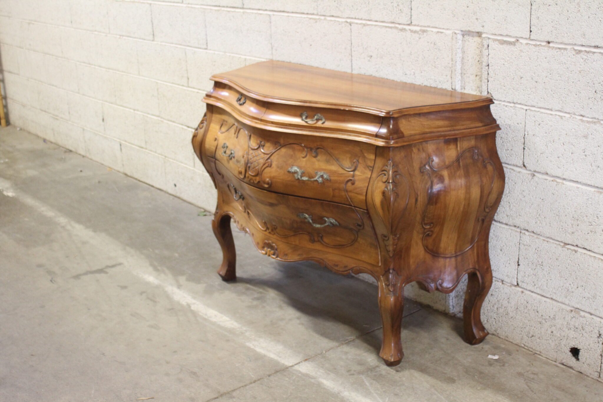 Commode tombeau de style Louis XV