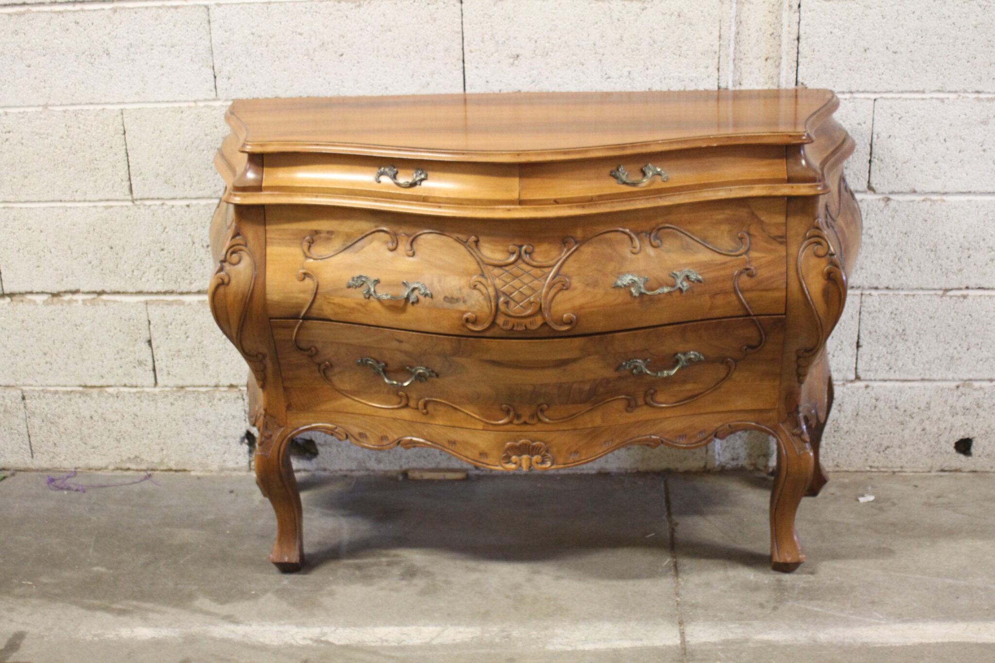 Commode tombeau de style Louis XV – Image 2