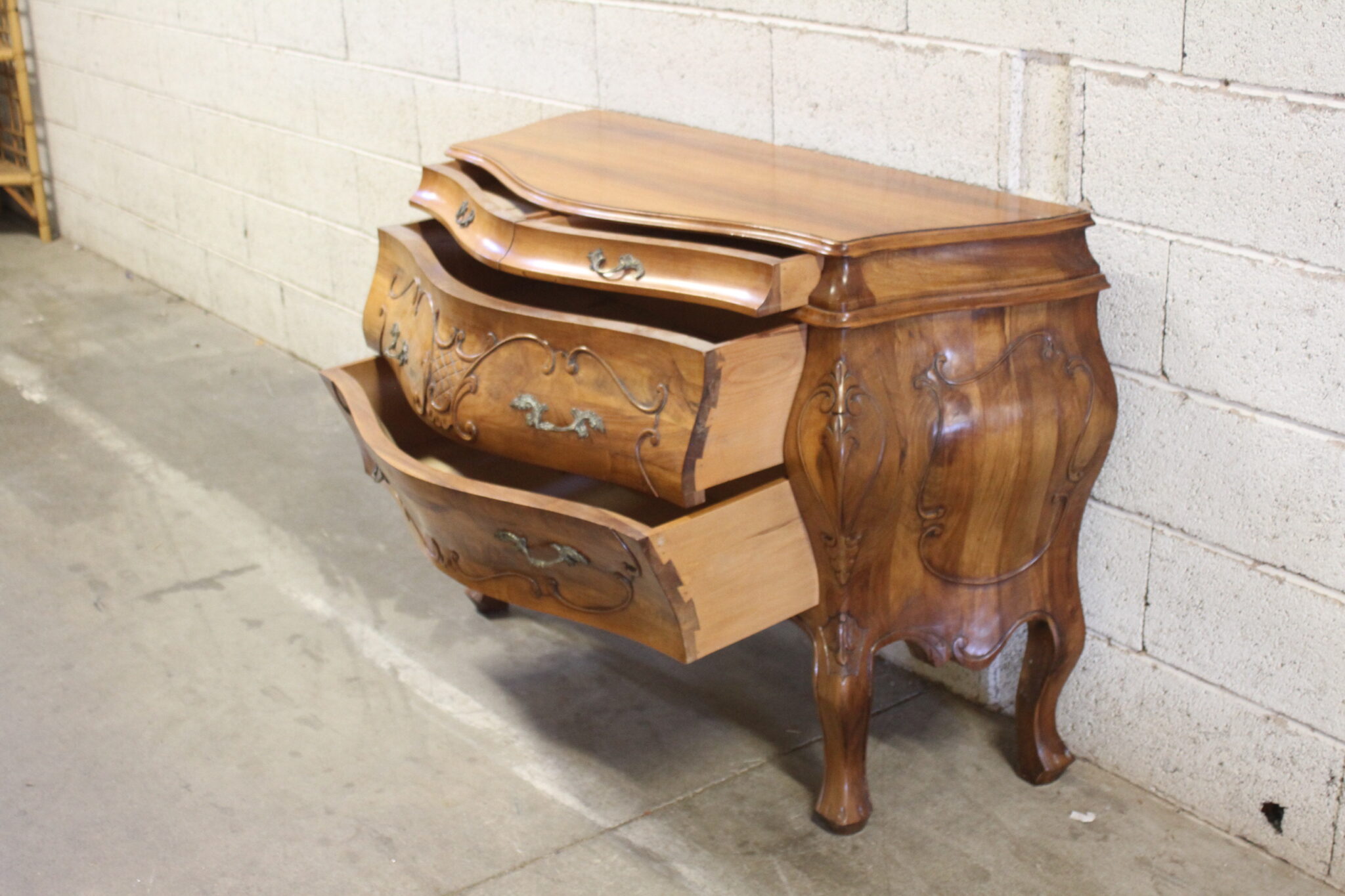 Commode tombeau de style Louis XV – Image 3