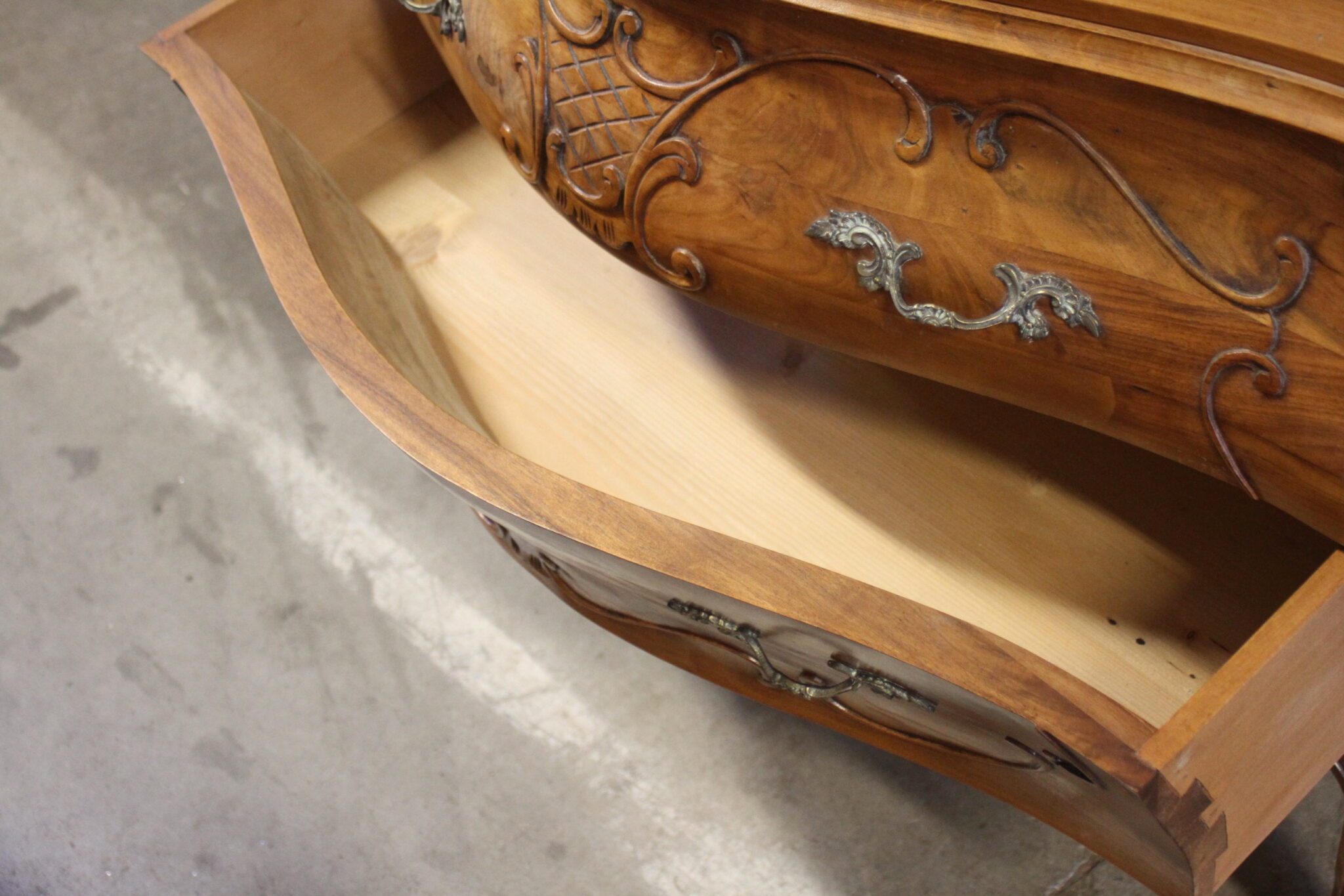 Commode tombeau de style Louis XV – Image 4