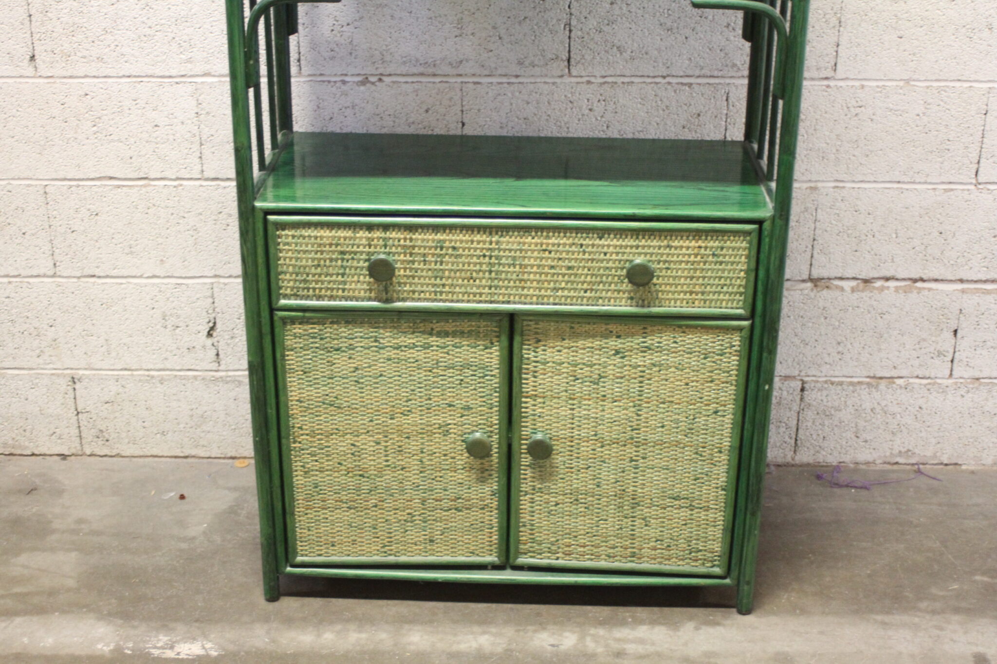 Etagère en bois et rotin vert – Image 5
