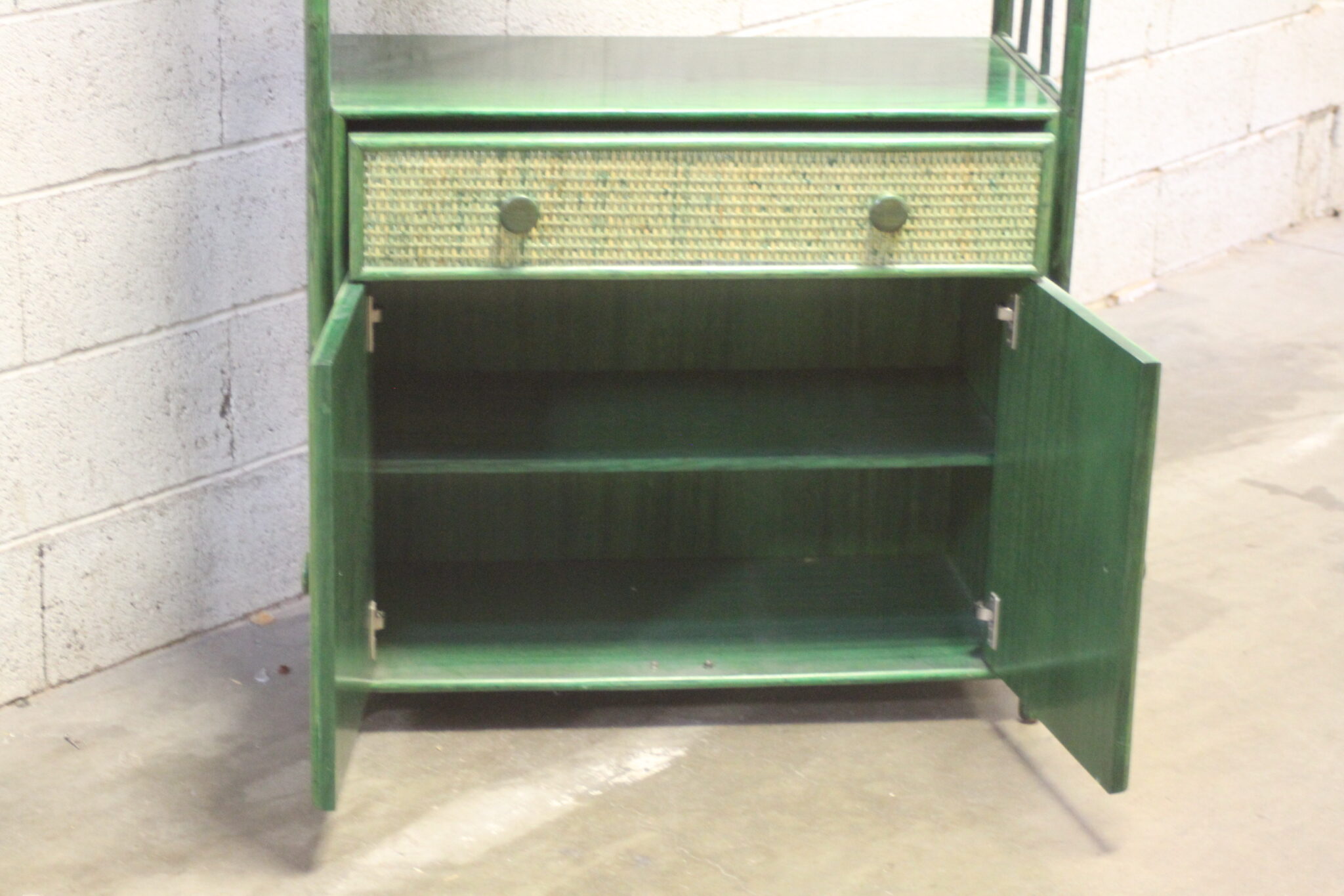 Etagère en bois et rotin vert – Image 6