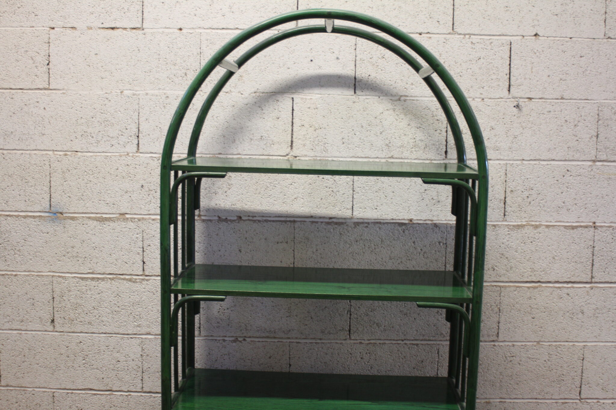 Etagère en bois et rotin vert – Image 4