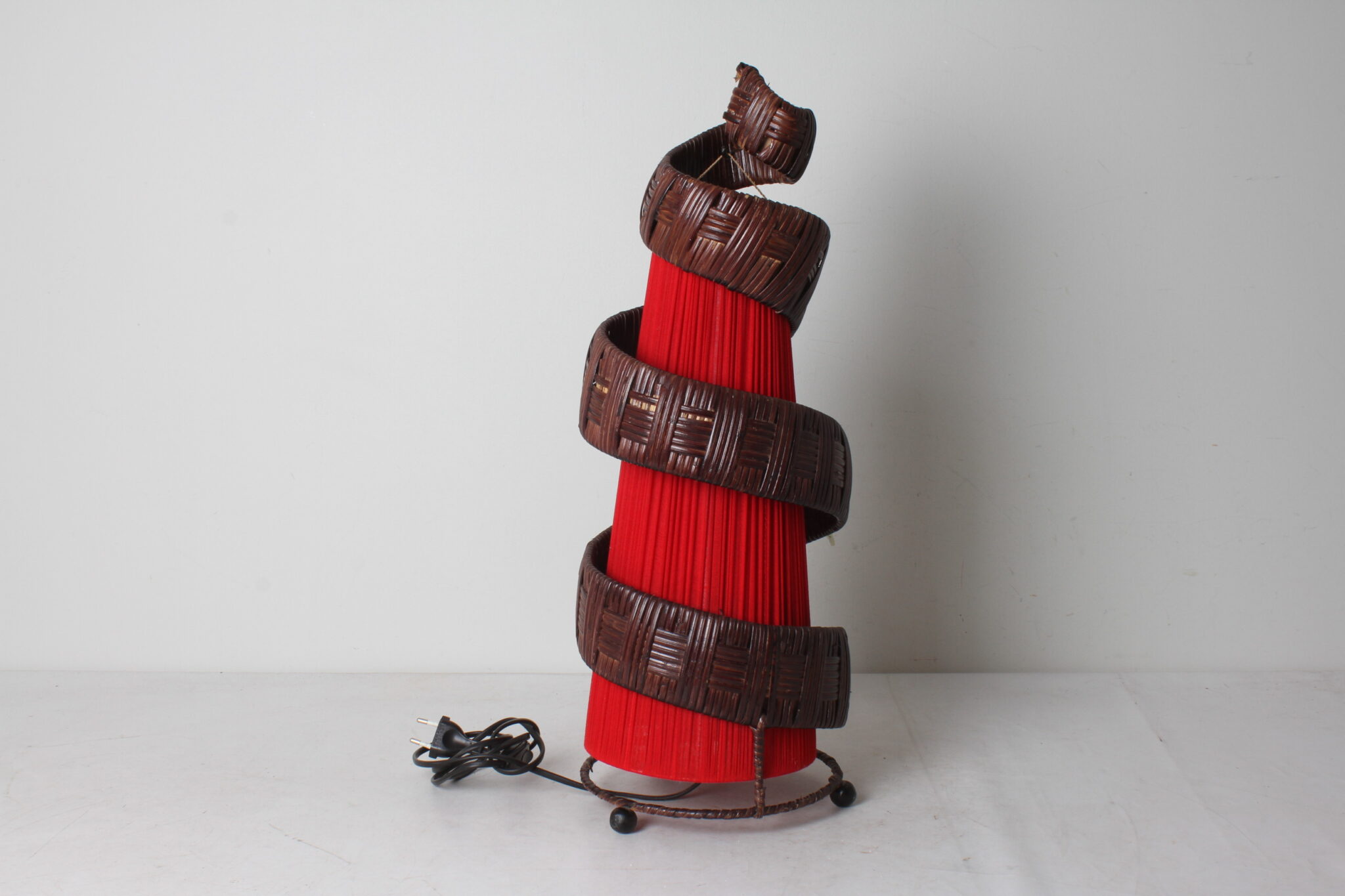 Lampe de table en osier et tissu