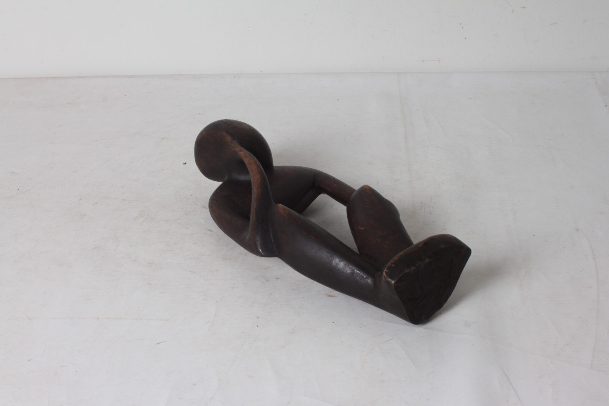 Sculpture décorative en bois foncé – Image 4