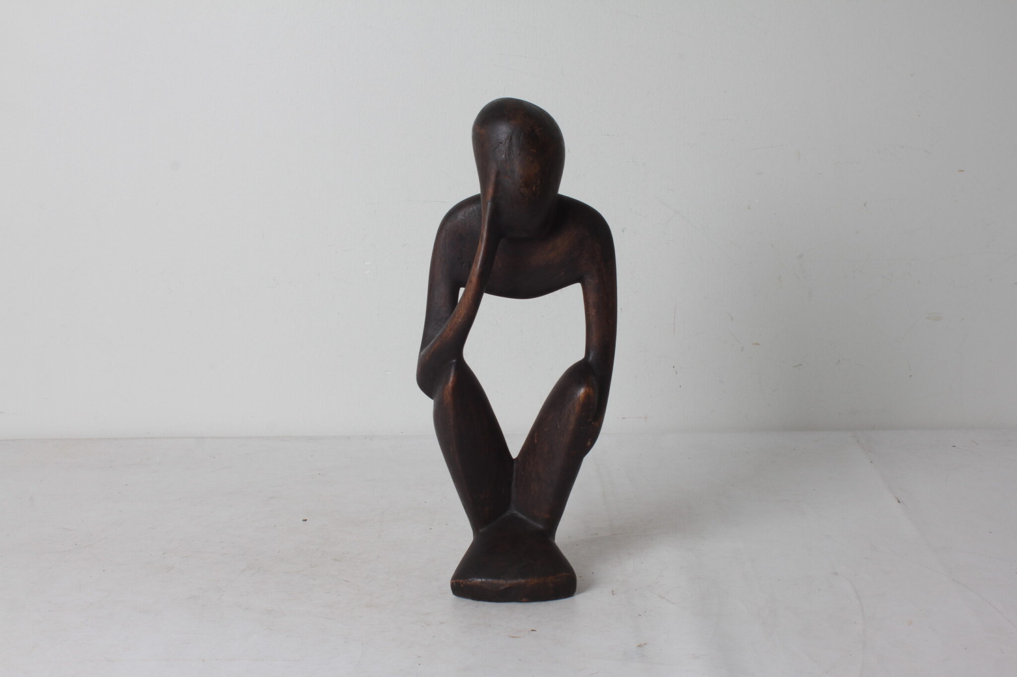 Sculpture décorative en bois foncé – Image 2