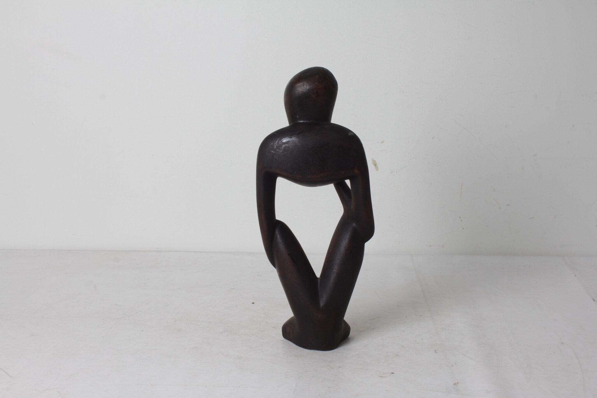 Sculpture décorative en bois foncé – Image 3