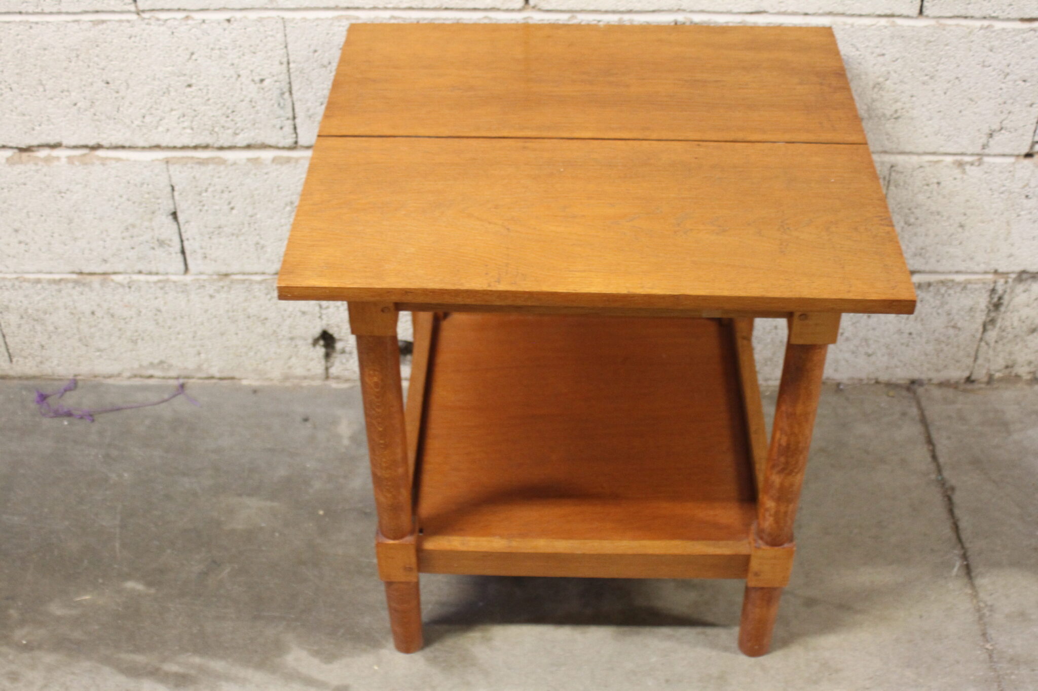 Table d'appoint en bois – Image 2