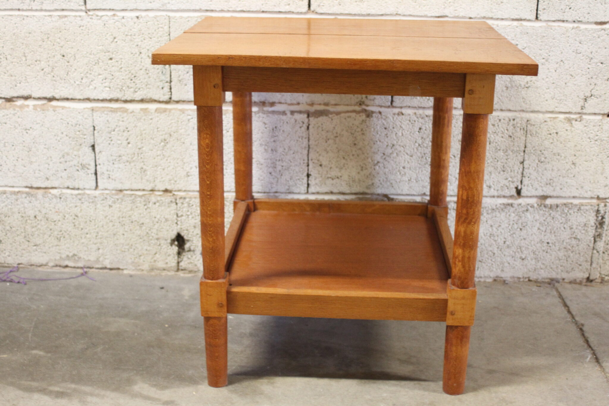 Table d'appoint en bois – Image 3